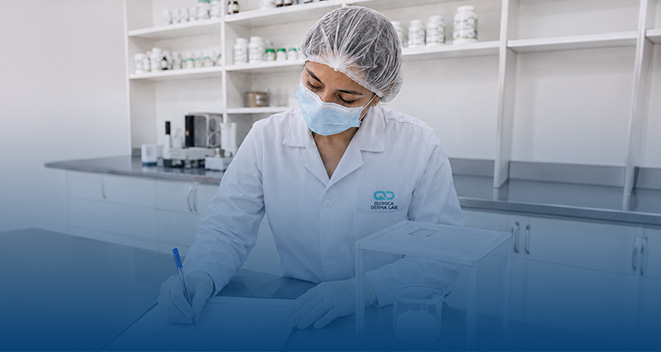 Profesional de Química Derma Lab trabajando en el laboratorio